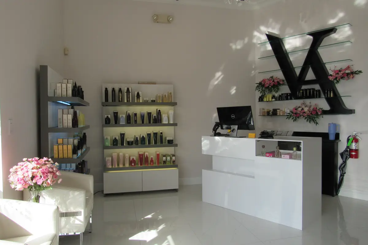 Von Anthony Salon - cover photo